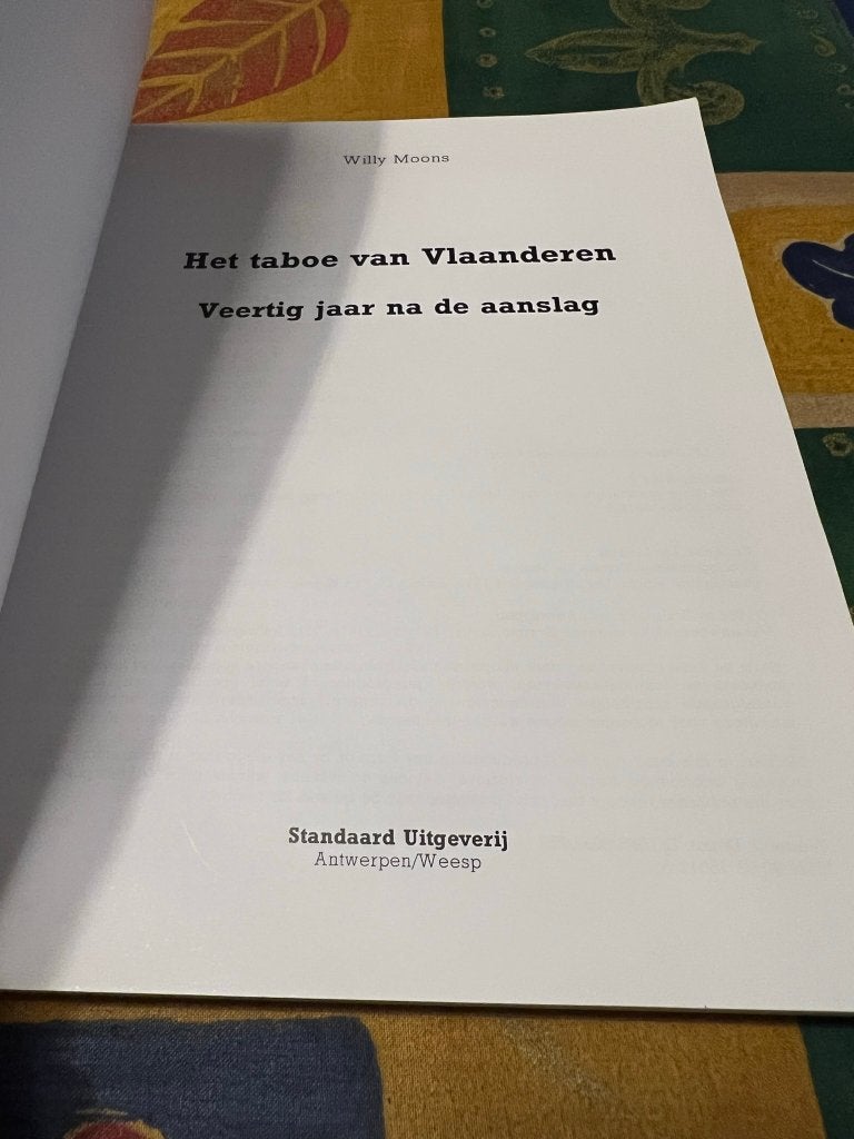 Het Taboe van Vlaanderen, 40 jaar na de aanslag - W. Moons, Gelezen, Ophalen of Verzenden, Algemeen, 1945 tot heden