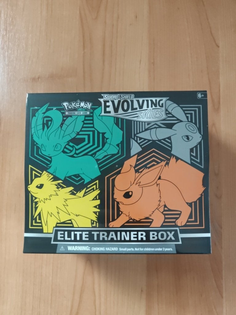 Pokémon Evolving Skies ETB (Leafeon/Jolteon) - sealed, Ophalen of Verzenden, Nieuw, Overige typen