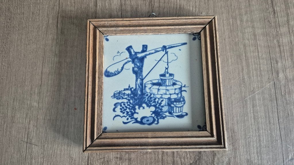 Delfts blauw tegeltje met een waterput in een lijstje, Gebruikt, Ophalen of Verzenden, Ingelijst, 13 cm