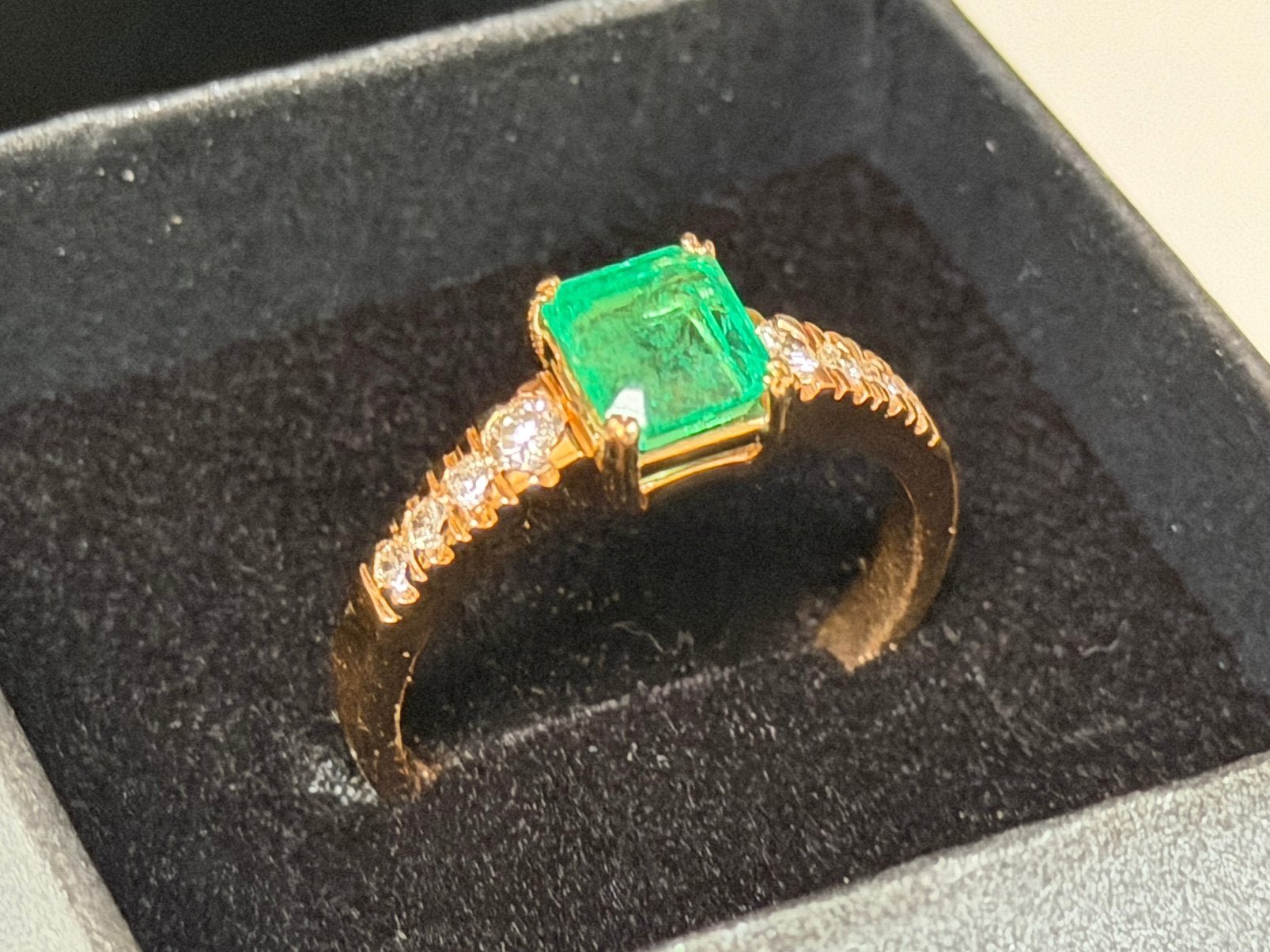 18K gouden ring met smaragd 2.75ct en natuurlijke diamanten!, 20 of groter, Geel, Ophalen of Verzenden, Dame of Heer