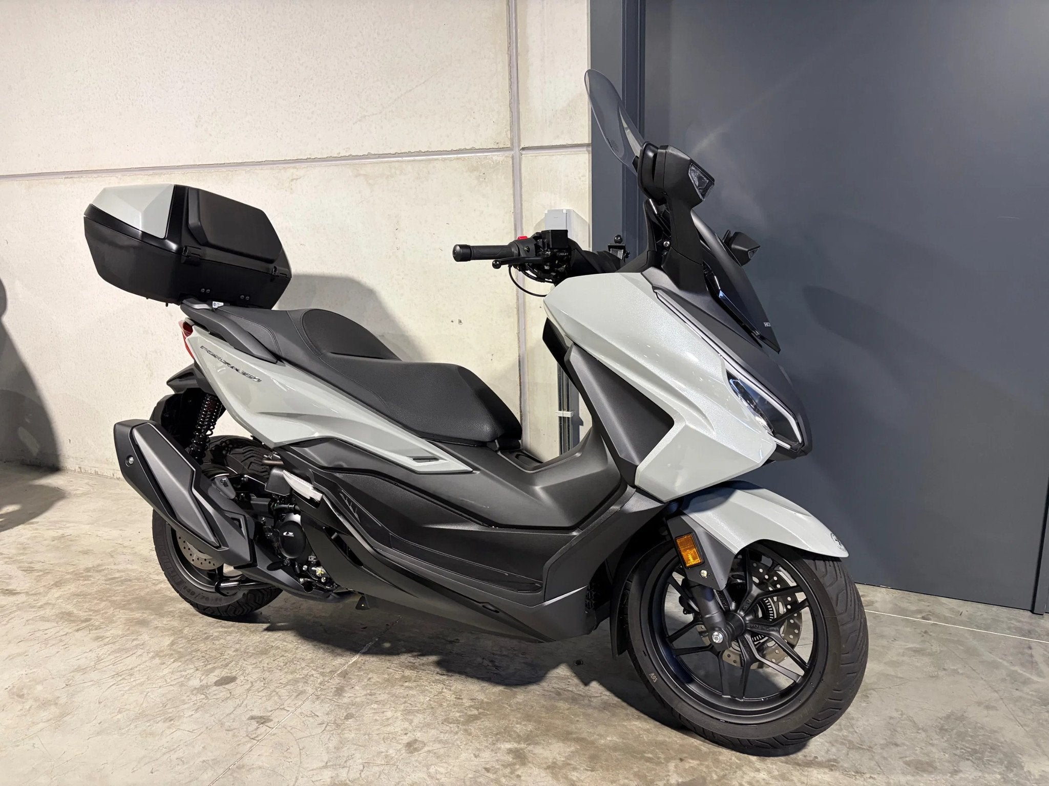 Honda Forza 350 luxescooter met keyless contact en topcase e, Motos, 350 cm³, Scooter, Entreprise, Occasion