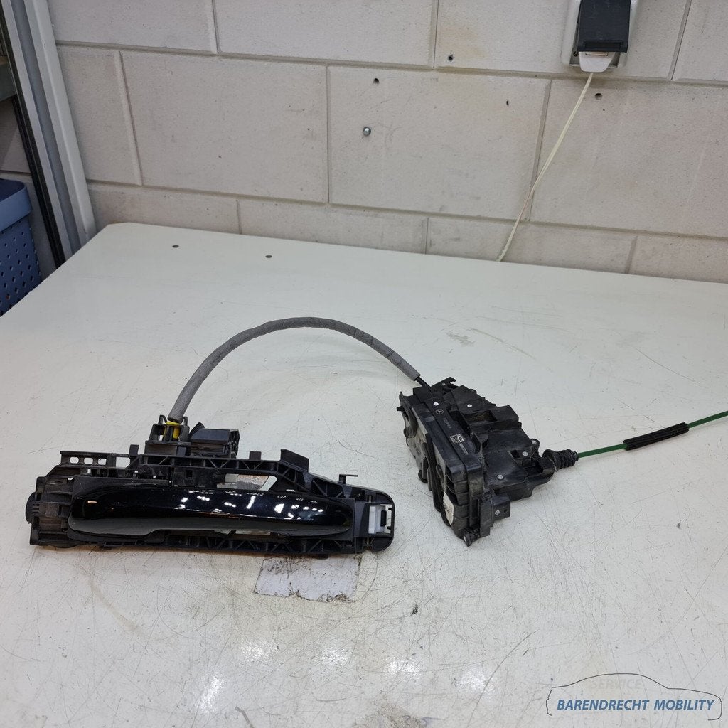 Portierslot Mercedes W205 W213 C E Klasse links achter LA be, Gebruikt, Mercedes-Benz AG, Mercedes-Benz, Mercedesstrasse 120
70372  Stuttgart, DE