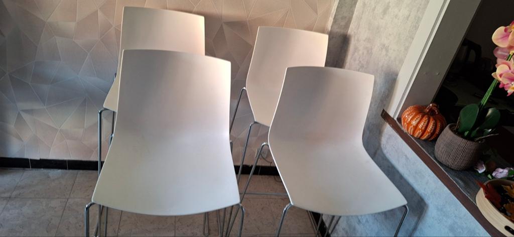 4  witte barstoelen, Ophalen