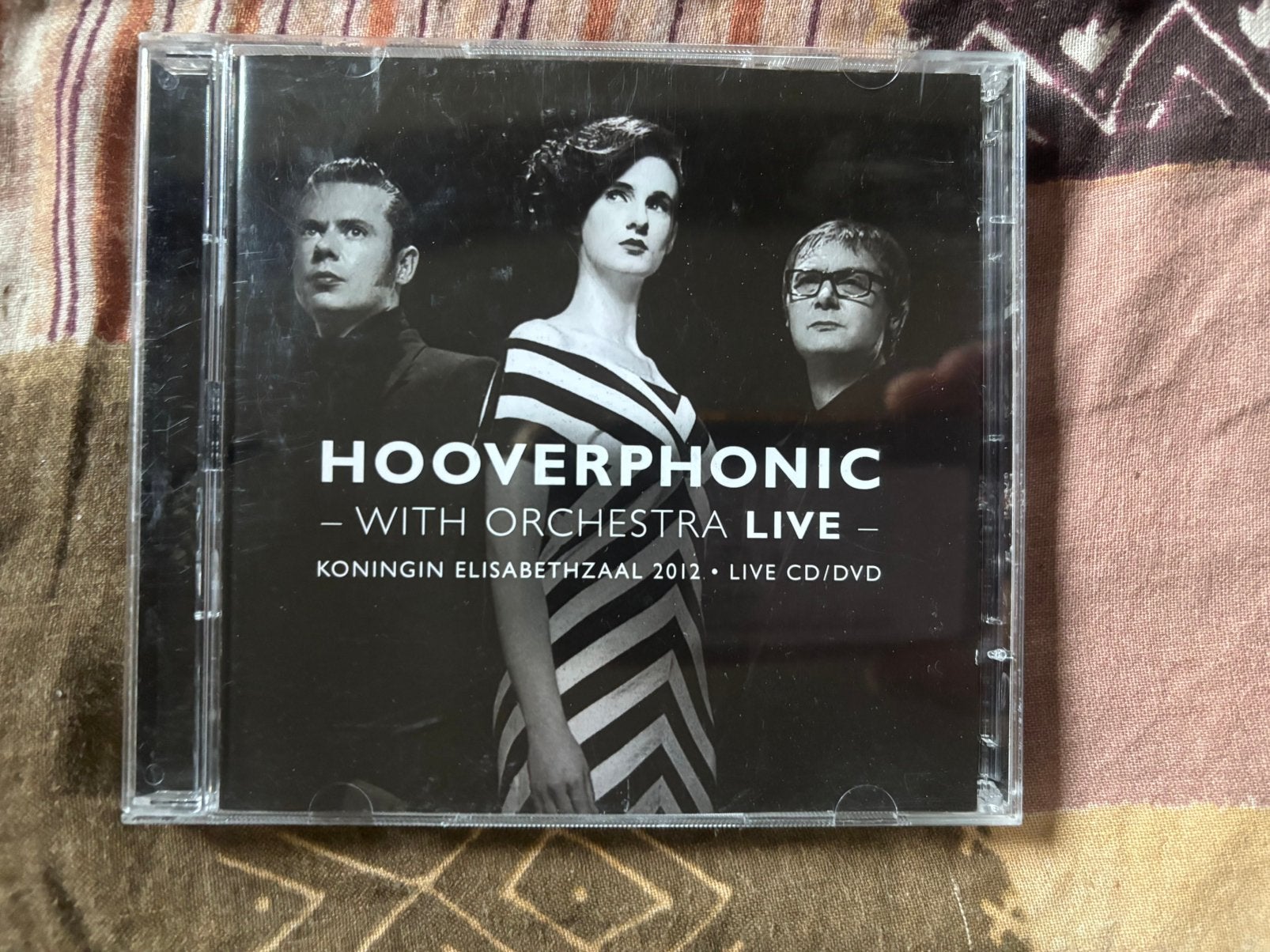 Hooverphonic with orchestra live, Enlèvement, Comme neuf