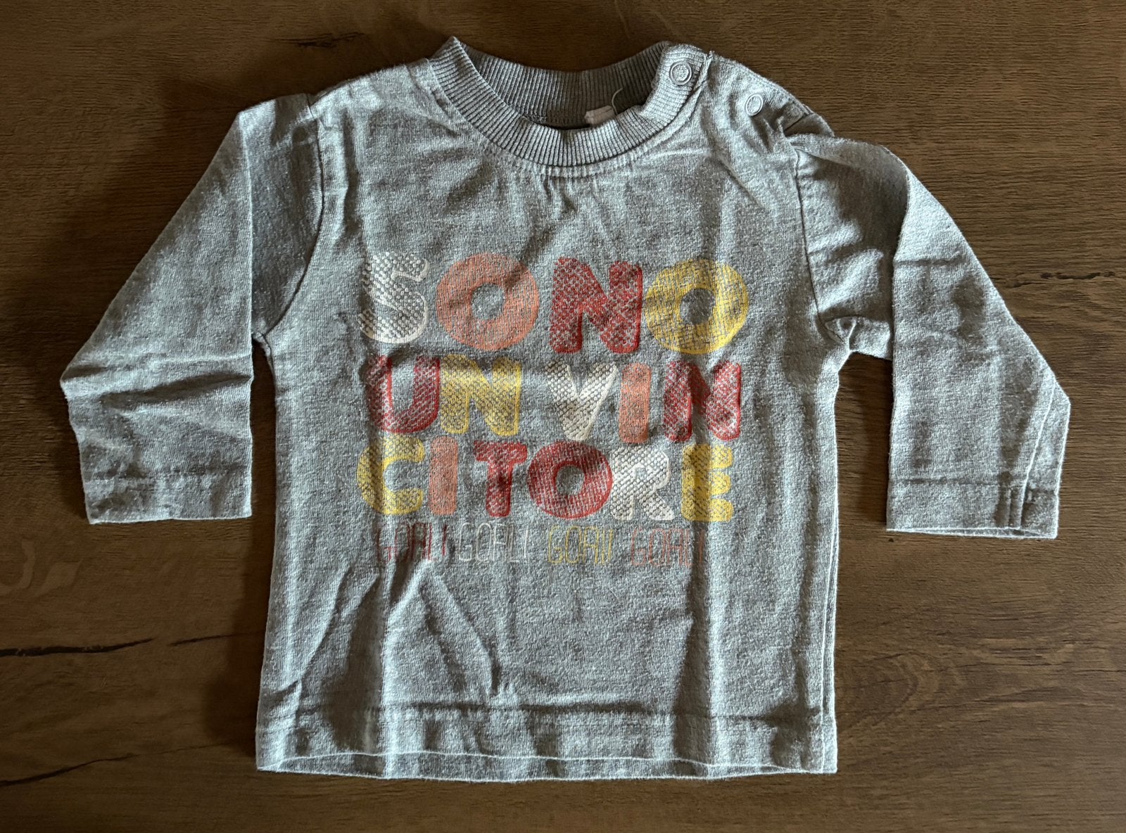Blouse / T-shirt à longues manches gris - 6 mois - 2€, Enlèvement ou Envoi, Comme neuf, Garçon, Chemisette ou Manches longues