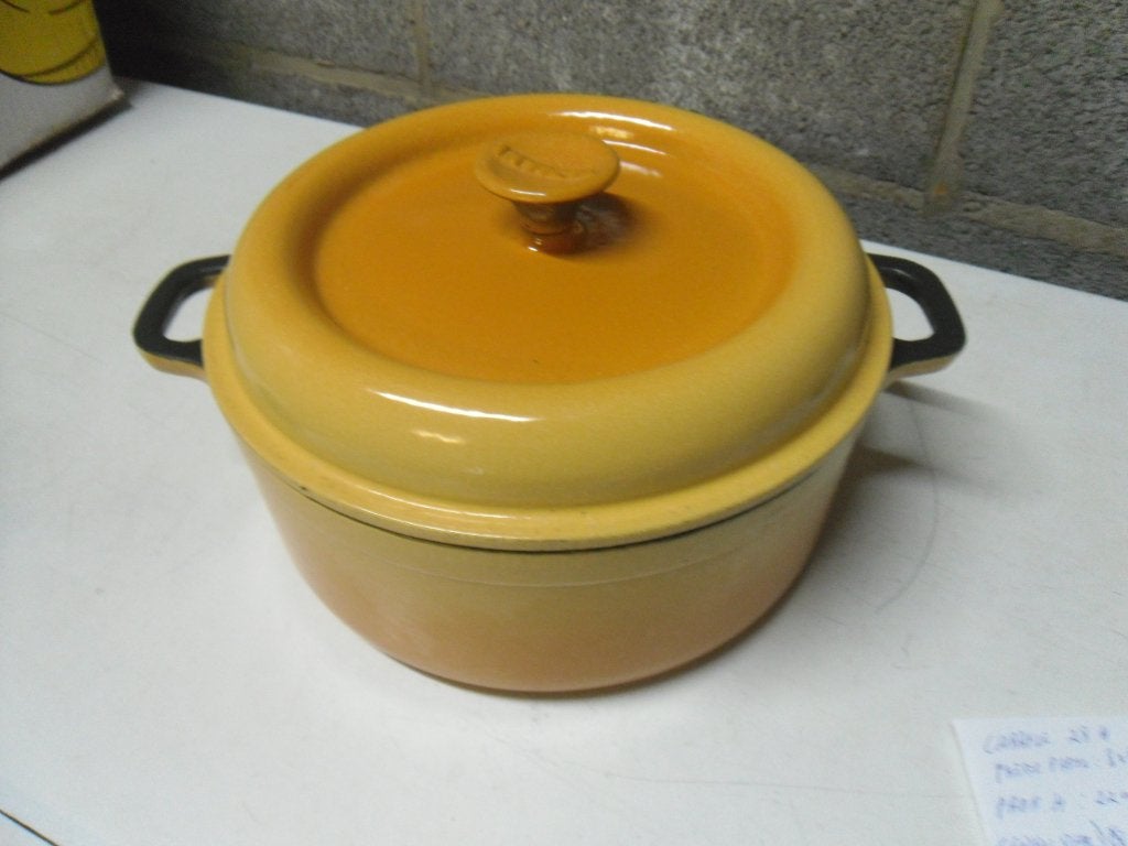 cocotte en fonte émaillée Invicta. jaune 24 cm, Maison & Meubles, Cuisine | Casseroles & Poêles, Casserole ou Cocotte-minute, Fonte