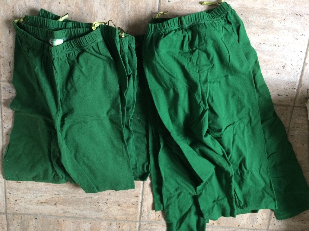 12 pantalons verts pour enfants, Enlèvement, Utilisé, 134 à 140, Garçon ou Fille