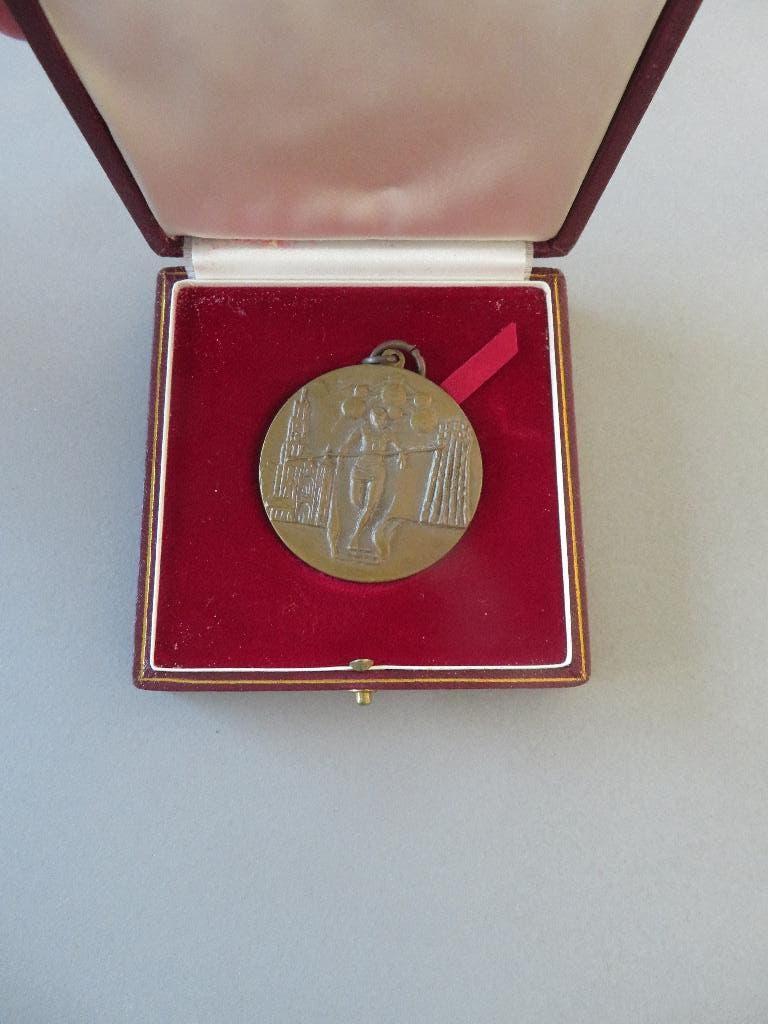 oude medaille Brussel Mechelen Antwerpen marathon Atomium .., Verzamelen, Ophalen of Verzenden, Zo goed als nieuw, Overige typen