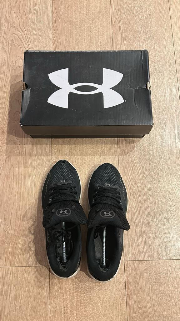 Under armour infinite 5 noir/blanc taille 42, Enlèvement, Porté, Baskets, Noir