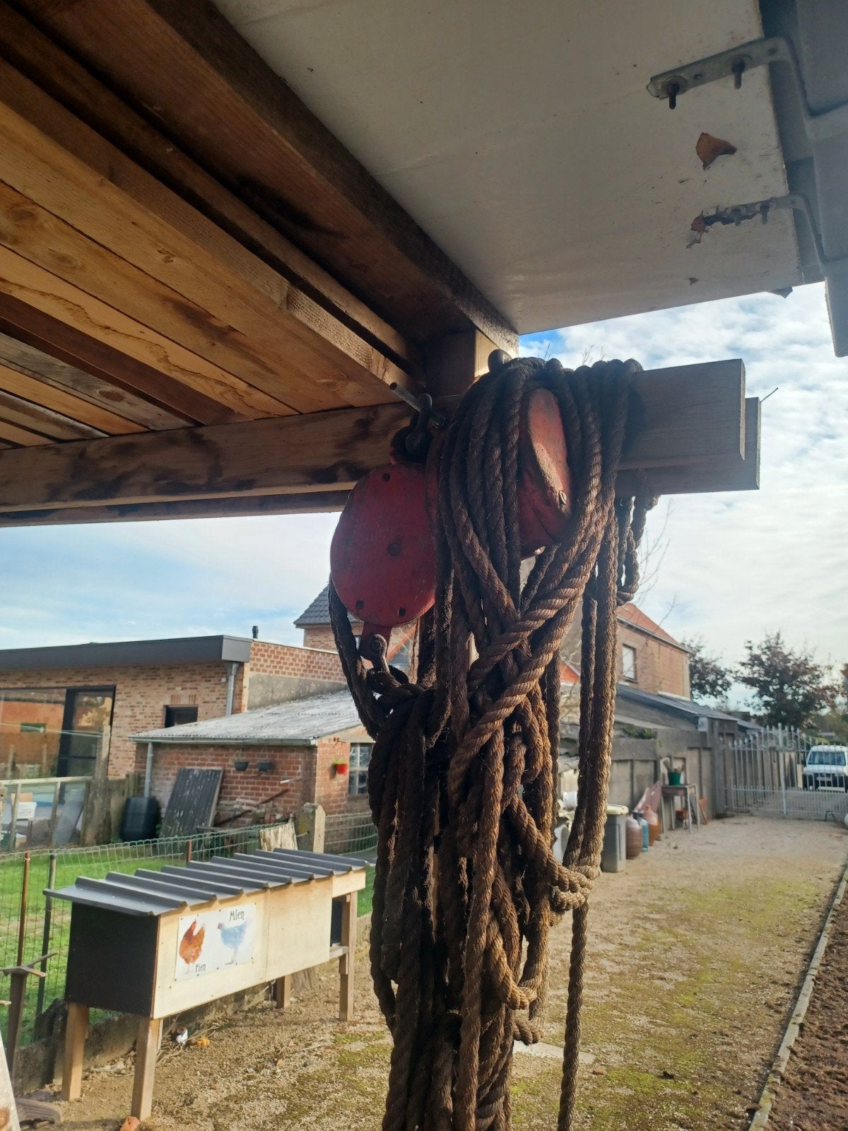 3 metalen transportkisten en 2 houten katrollen, Ophalen