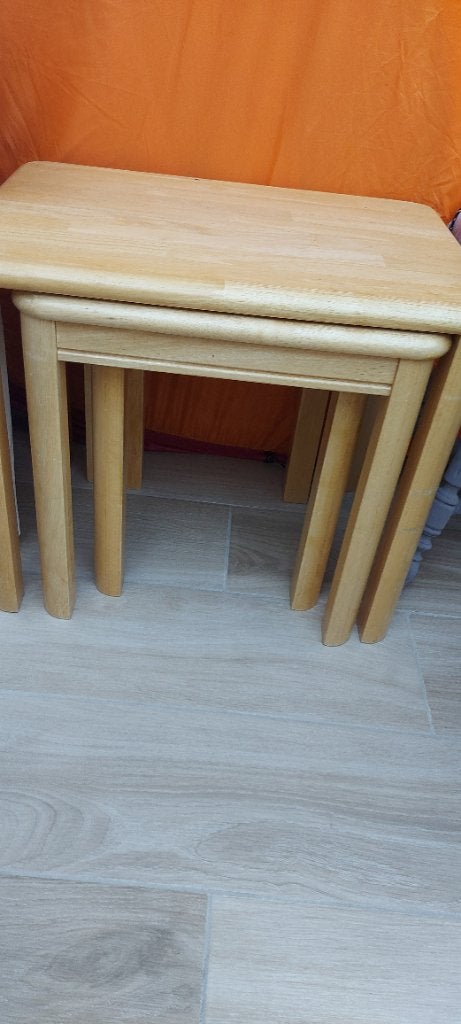 3 tables gigognes, Enlèvement