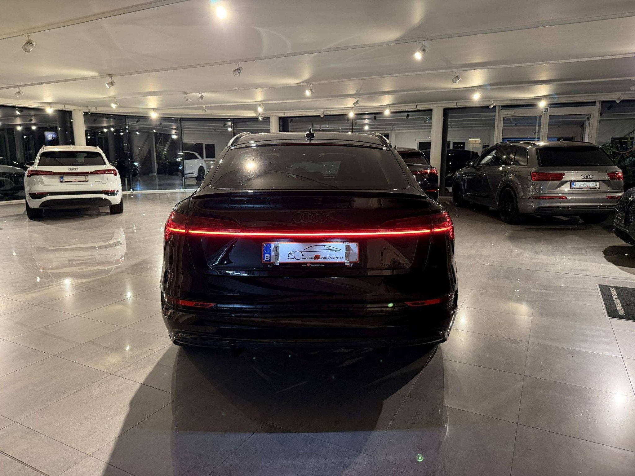 Audi SQ8 e-tron SOLD BIJ GARAGE VRIENS YVES BV!, Cuir, Achat, Phares entièrement LED, 5 places