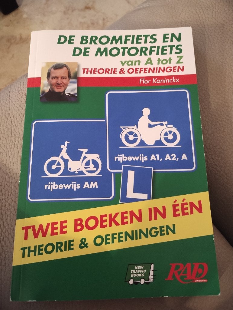 Theorie boek rijbewijs bromfiets en motorfiets, Boeken, Ophalen of Verzenden, Zo goed als nieuw, Niet van toepassing