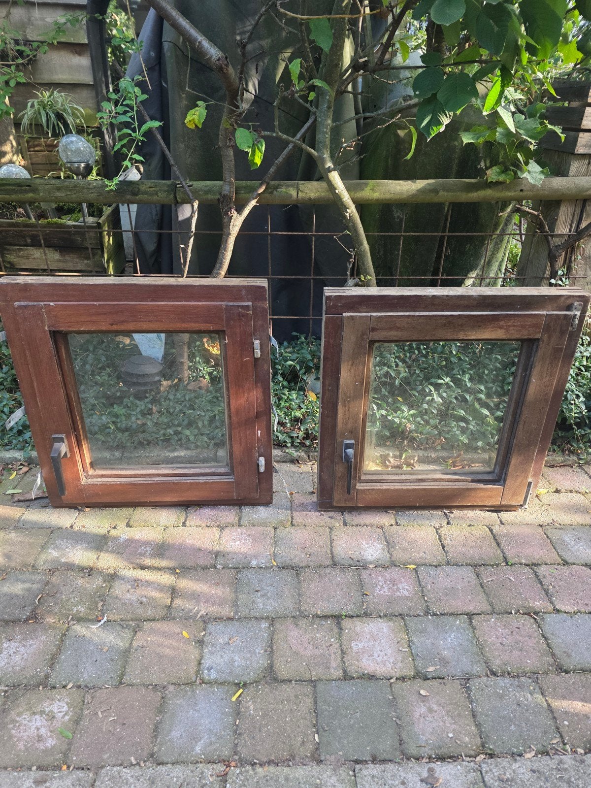Fenêtres en bois à double vitrage Meranti — 62 x 64 cm, Bricolage & Construction, Vitres, Châssis & Fenêtres, Enlèvement