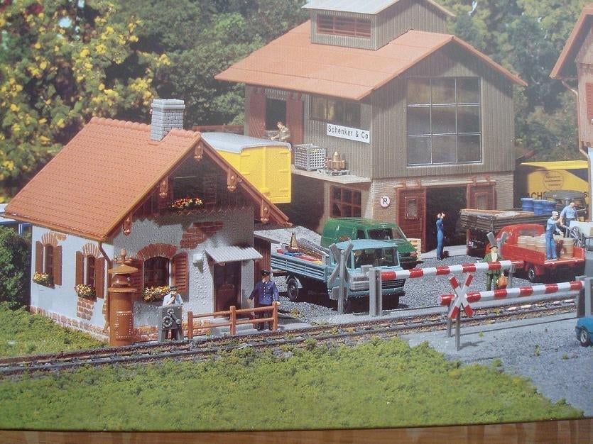Faller: Seinhuisje met spoorwegovergang NIEUW, Hobby & Loisirs créatifs, Trains miniatures | HO, Neuf, Autres marques, Analogique