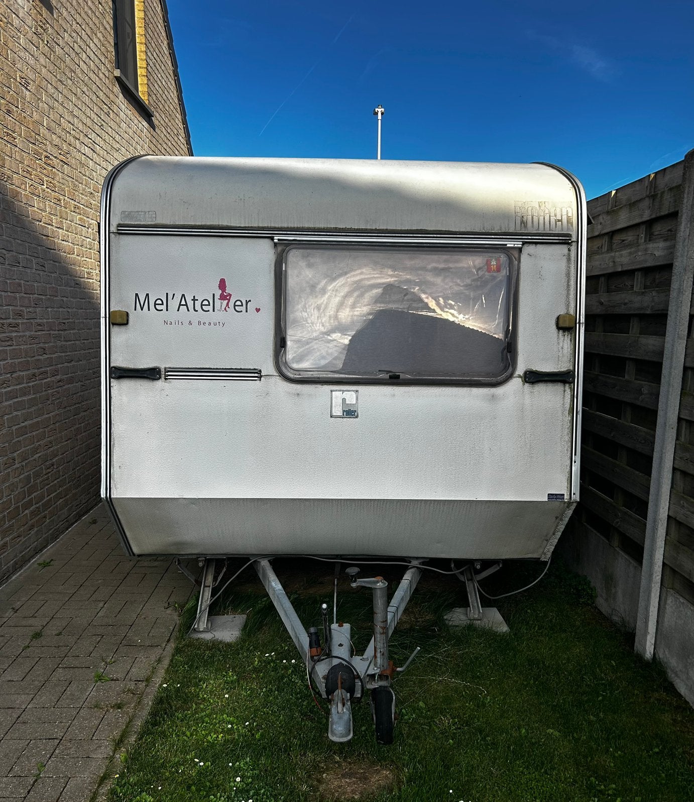 Caravan met verlichting en volledig uitbekleed., Caravans en Kamperen, Overige merken, Standaardzit, Particulier, 4 tot 5 meter