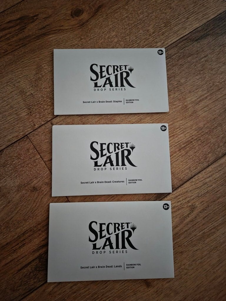 Secret Lair x Brain Dead : Staples, Lands, Creatures Foil, Enlèvement ou Envoi, Neuf, Booster box, Foil
