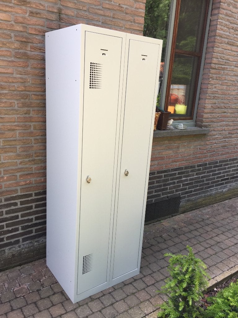 Mooie 2 - deurs locker lockerkast / kledingkast. Als nieuw !, Ophalen, Zo goed als nieuw