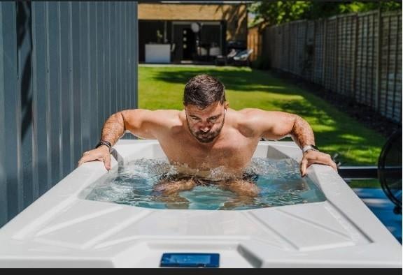 2-IN-1 IJSBAD EN Hottub met geïntegreerde warmtepomp, Huis en Inrichting, Badkamer | Badkamermeubels, Nieuw, Ophalen