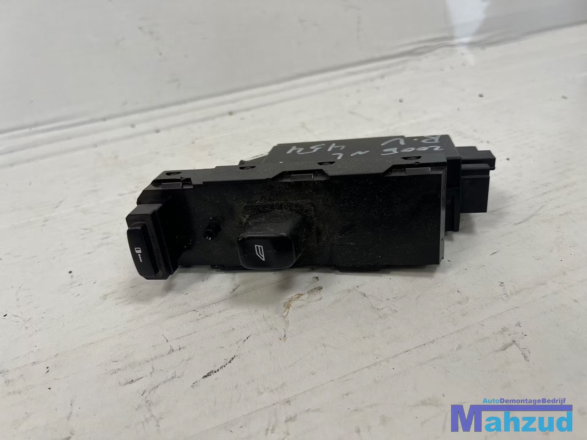 VOLVO V70 raam schakelaar rechts voor 1999-2007 30746075, Gebruikt, Gunnar Engellaus vag 8
405 31  Gothenburg, SE, Info@volvocars.com