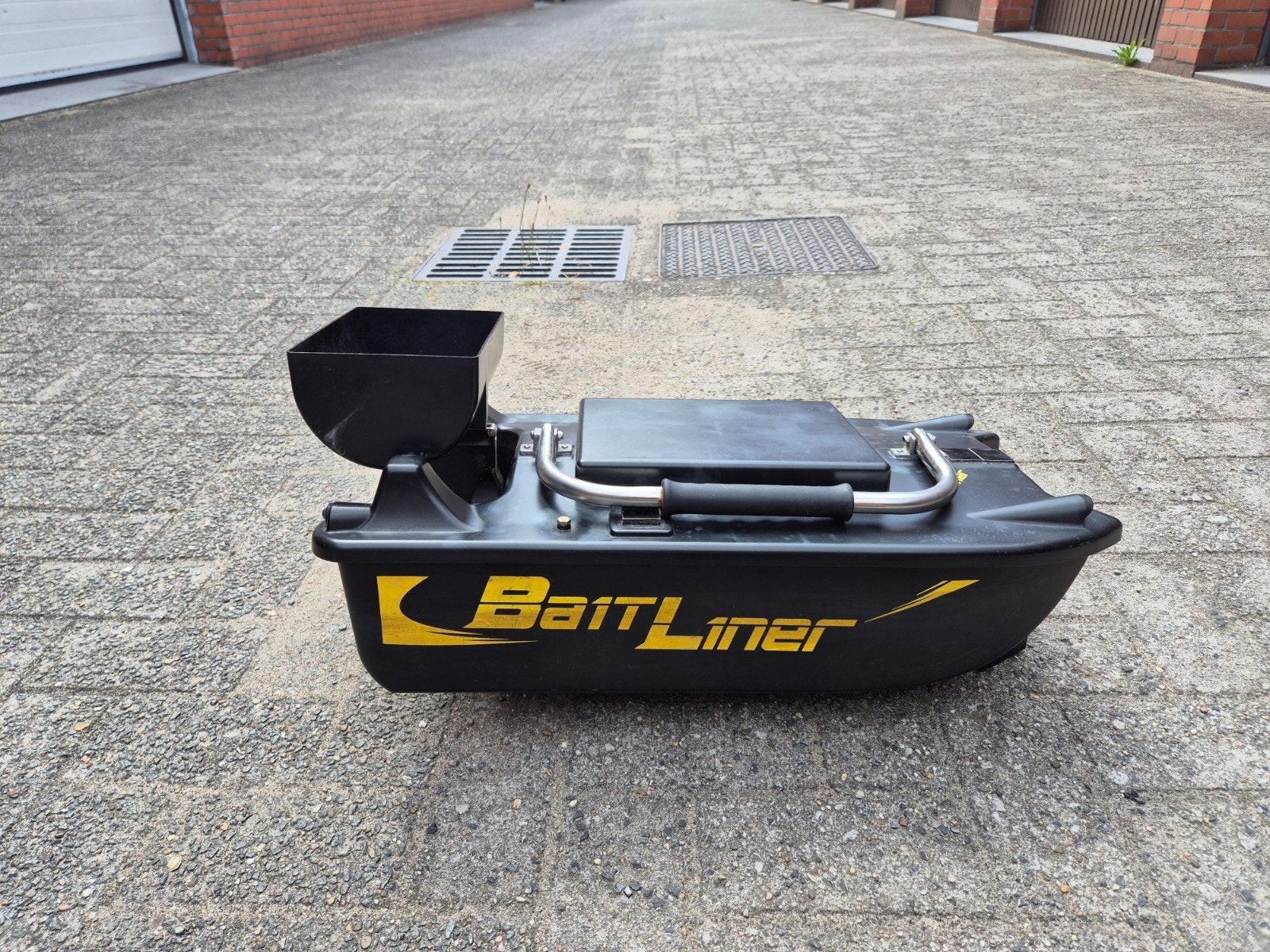 Bait liner voerboot, Enlèvement