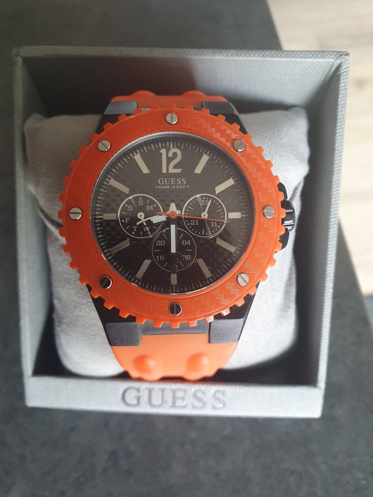 Herenhorloge van Guess in nieuwstaat met box., Bijoux, Sacs & Beauté, Montres | Hommes, Autres marques, Acier, Enlèvement, Synthétique