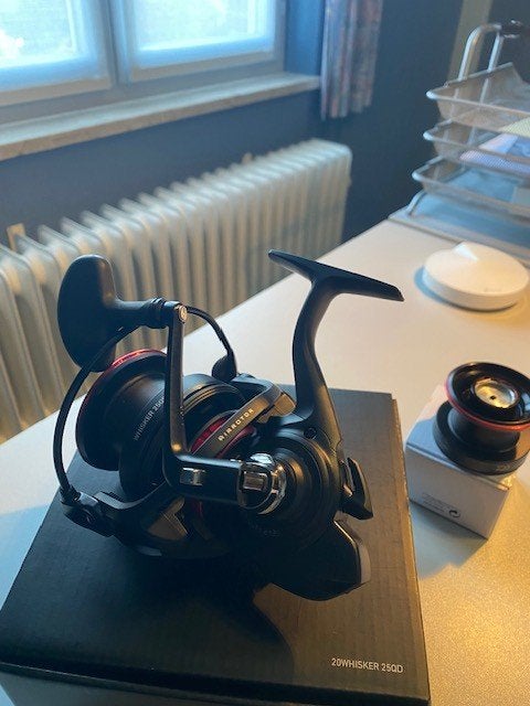 Daiwa 20 Whisker 25 QD Karpermolen (Nieuw in doos), Enlèvement ou Envoi, Neuf, Moulinet