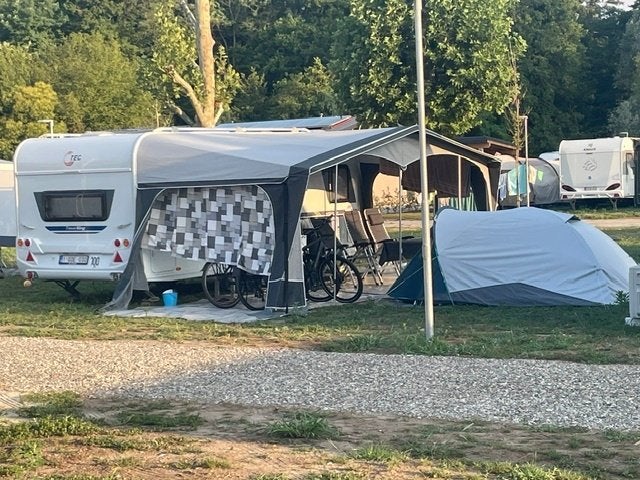 CARAVAN MET STAPELBED, T.E.C., Vast bed, 7 tot 8 meter, Treinzit