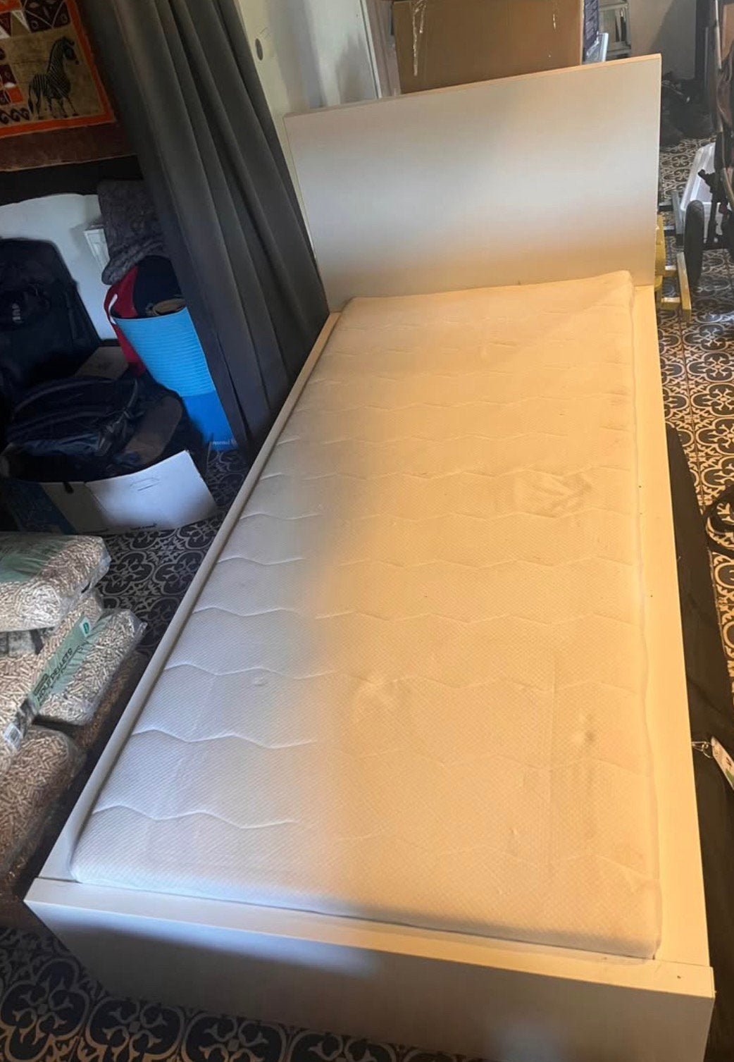 Lit simple robuste avec sommier à lattes et matelas, 90 cm, Une personne, Enlèvement, Utilisé