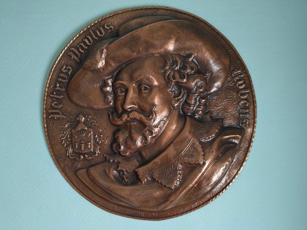 Plaque murale en relief en cuivre, Enlèvement