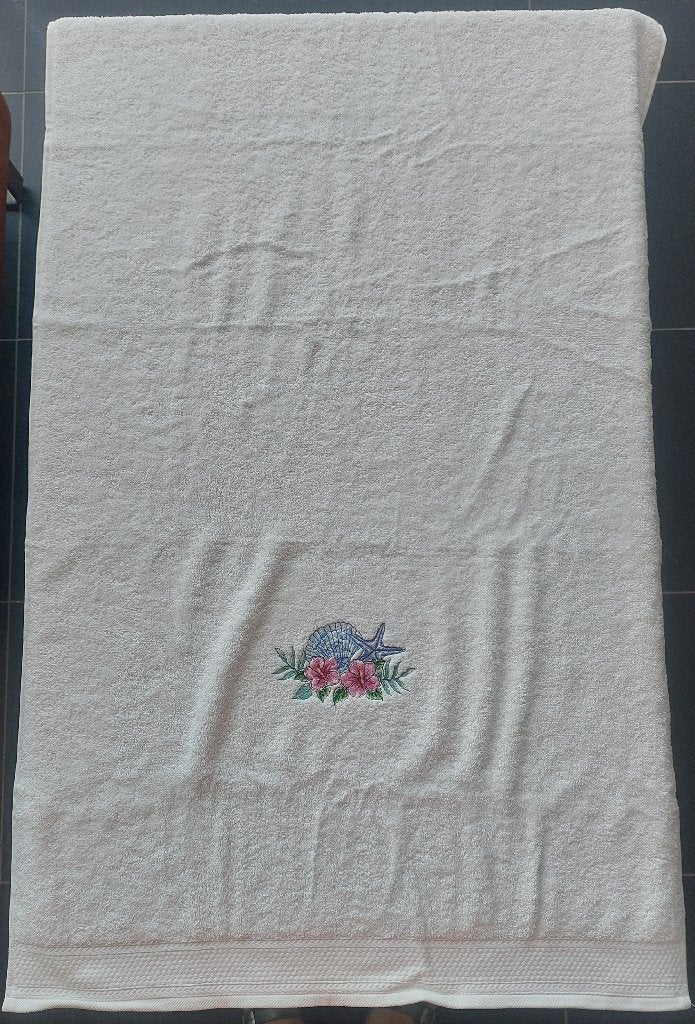 Wit badlaken geborduurd met een schelp, Huis en Inrichting, Badkamer | Badtextiel en Accessoires, Badlaken, Nieuw, Ophalen of Verzenden