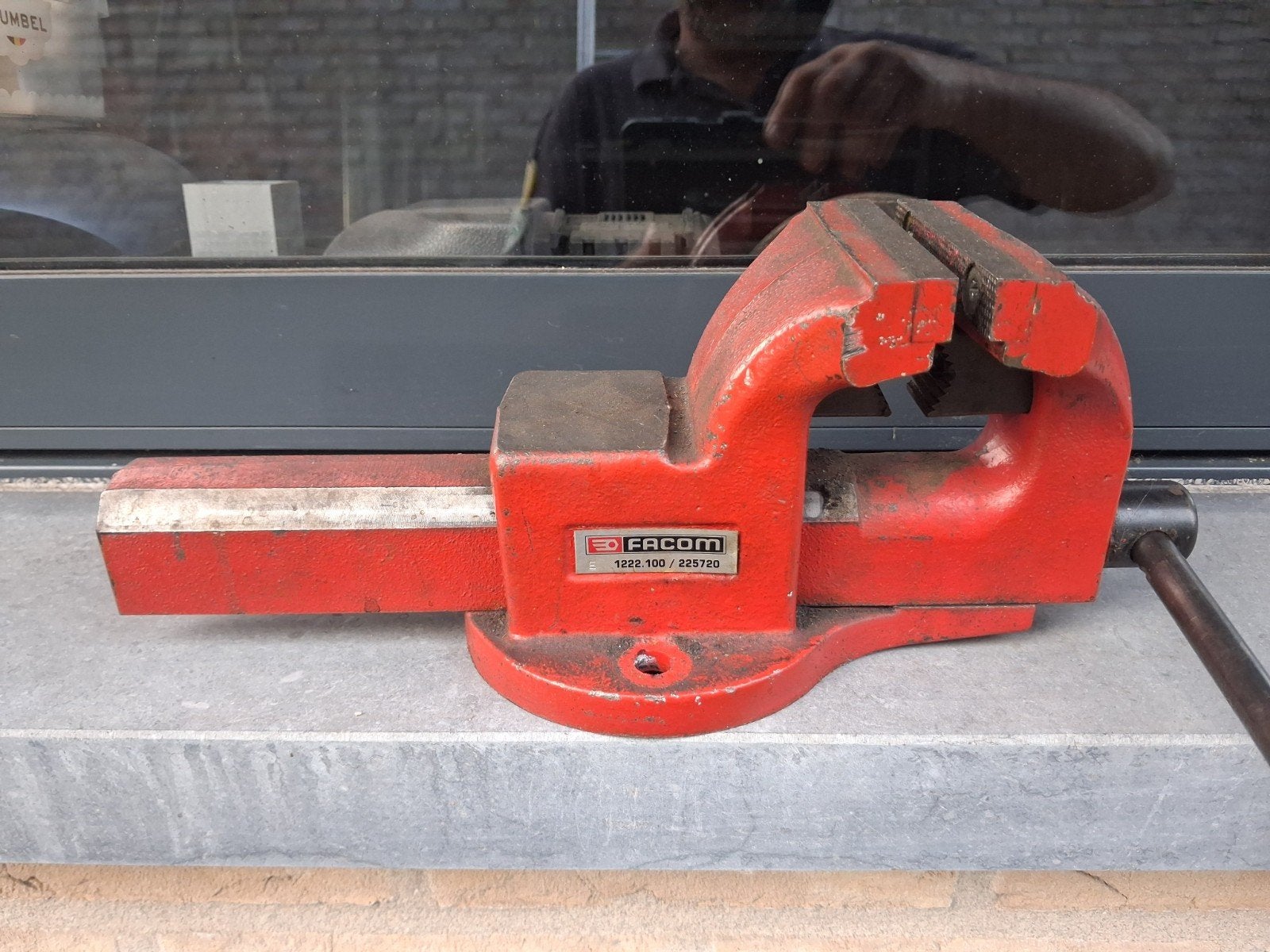 Facom bankschroef, Ophalen