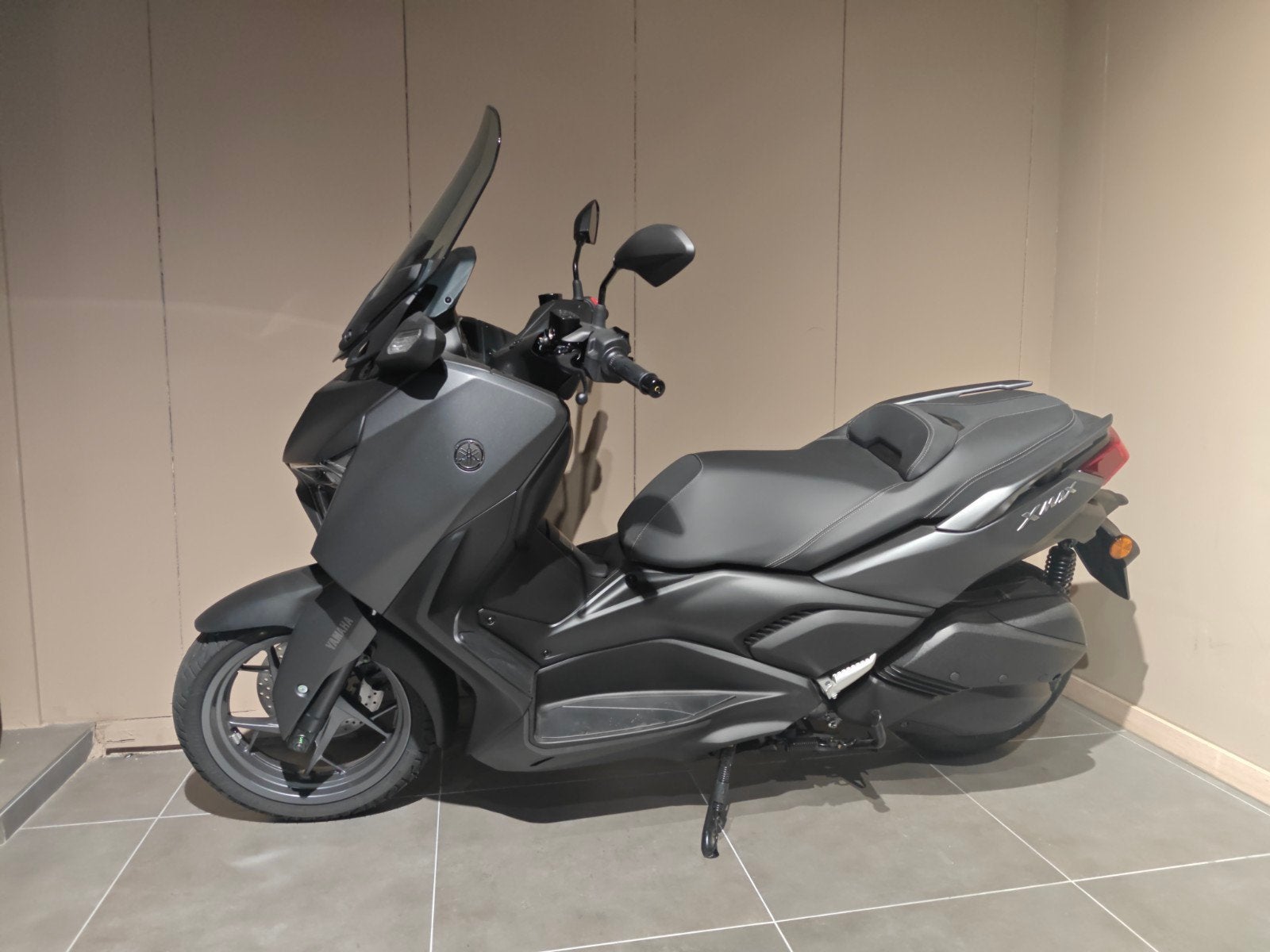 Yamaha Xmax 300 Sonic grey nieuw !  0 km - 5 jaar garantie, Motoren, Scooter, 300 cc, Nieuw, Bedrijf
