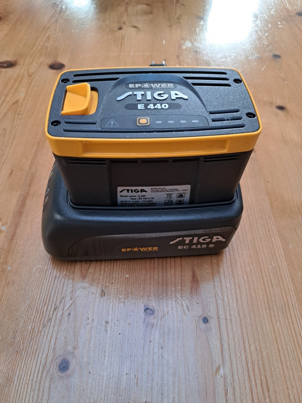 Baterij plus oplader STIGA EC 415 S, Audio, Tv en Foto, Accu's en Batterijen, Ophalen