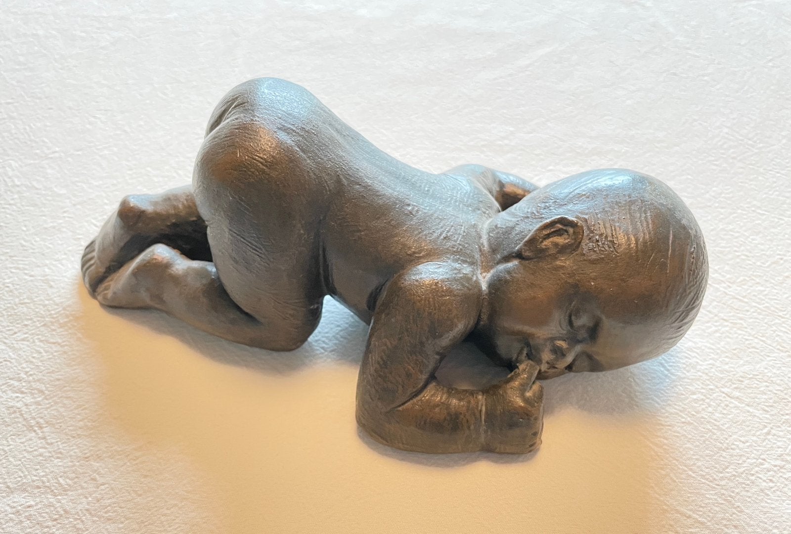 Beeldje van slapende baby, Antiquités & Art, Art | Sculptures & Bois, Métal, 20 - 50 cm, Gris, Enlèvement ou Envoi