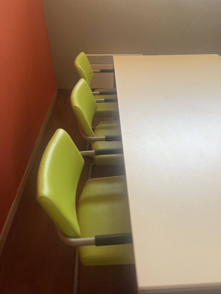 vergadertafel en stoelen, Ophalen, Complete inventaris