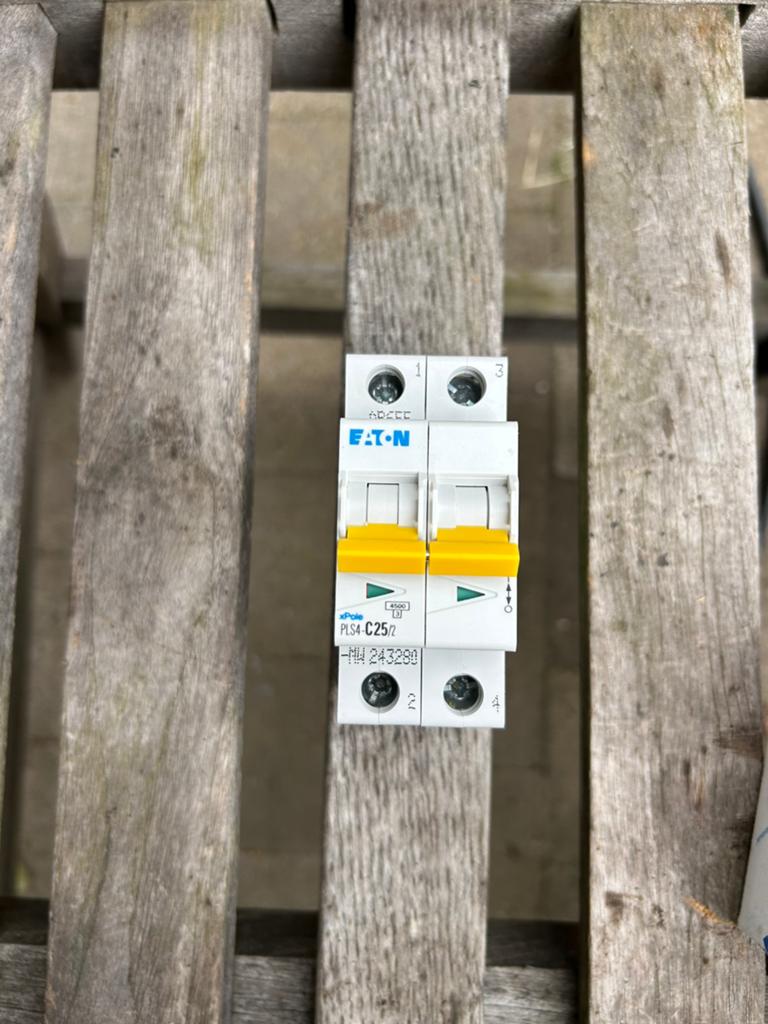 Eaton automaat c25a 4,5kA 2p, Ophalen of Verzenden, Zo goed als nieuw
