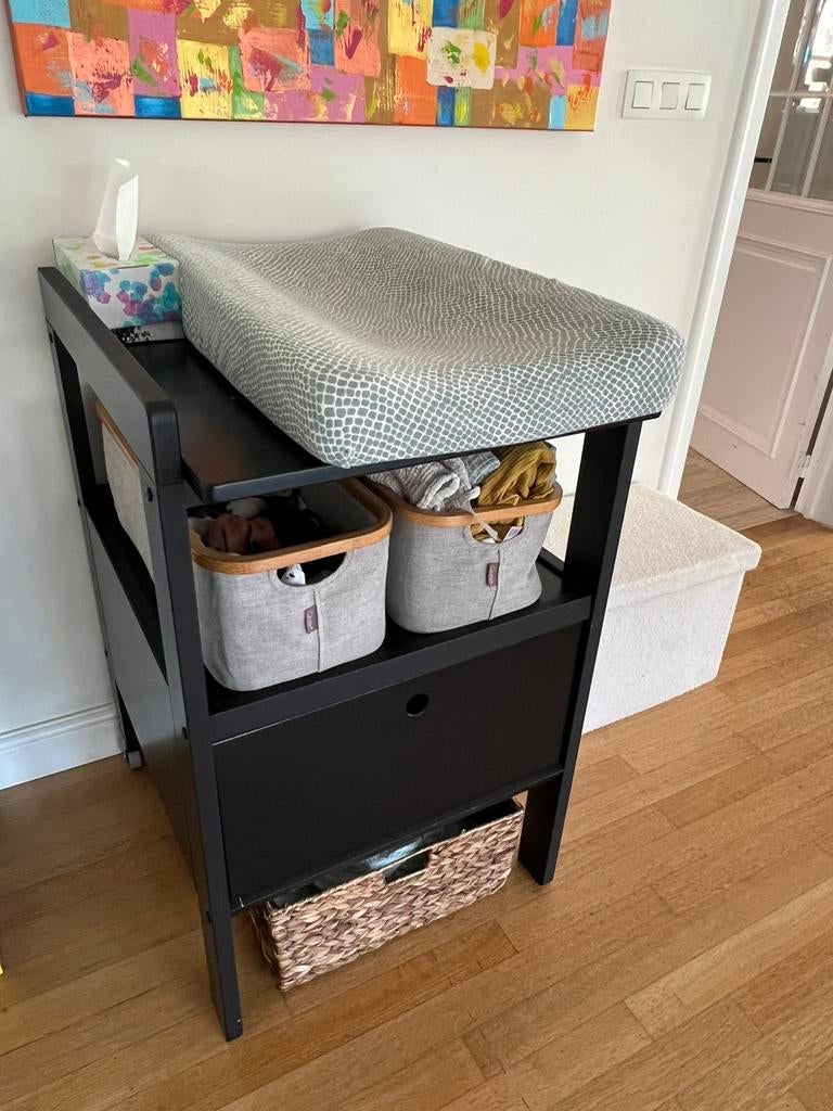 Zwarte luiertafel / commode met verschoonkussen, Kinderen en Baby's, Kinderkamer | Commodes en Kasten, Gebruikt, Commode, Ophalen