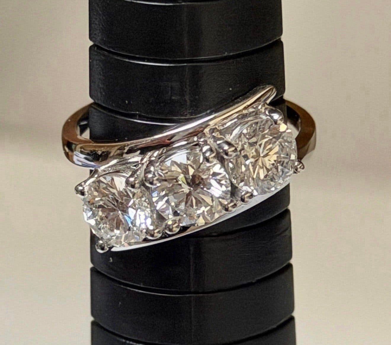 Gouden ring met 3 diamanten totaal 2.12ct met certificaat!, Neuf, Enlèvement ou Envoi, Or, Or