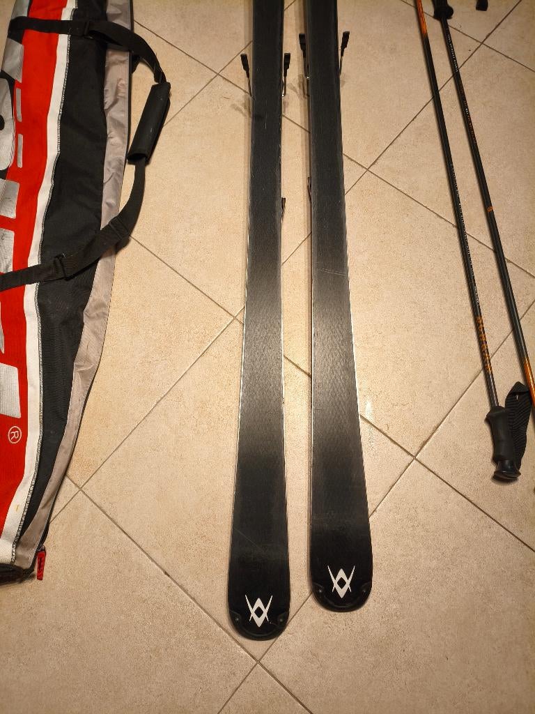 Équipement de ski complet Völkl  (skis, bâtons, housse), Sports & Fitness, Autres marques, Skis, Enlèvement, Utilisé