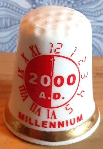 dés a coudre de collection porcelaine an 2000 millenium (2), Enlèvement ou Envoi, Comme neuf, Porcelaine