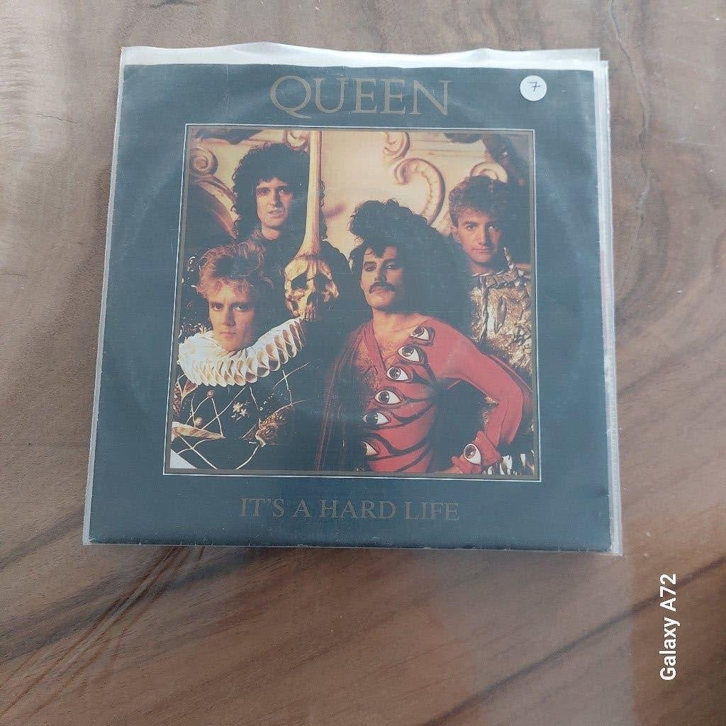 queen it s a hard life, Gebruikt, 7 inch, Ophalen of Verzenden, Rock en Metal