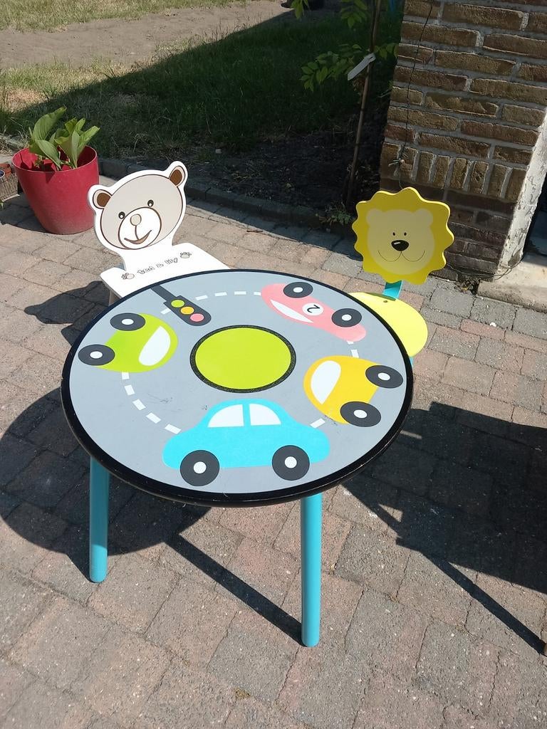 Speeltafeltje in hout. 2 mooie houten stoeltjes., Kinderen en Baby's, Kinderkamer | Overige Meubels, Ophalen