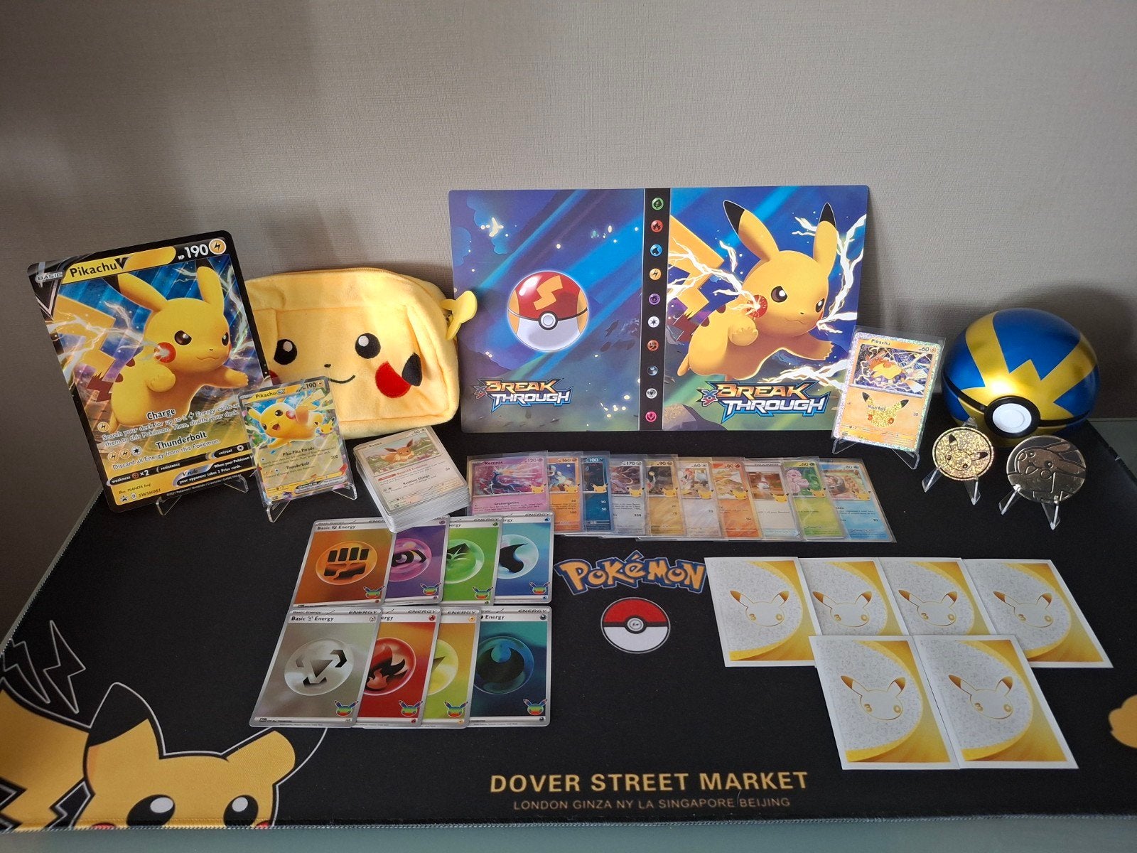 pikachu verzamelset met 30 jaar pokémon!, Ophalen of Verzenden, Zo goed als nieuw, Meerdere kaarten