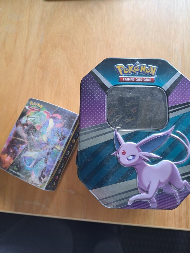 evee doos inclusief kaarten + verzamel boekje, Hobby en Vrije tijd, Verzamelkaartspellen | Pokémon, Ophalen, Zo goed als nieuw