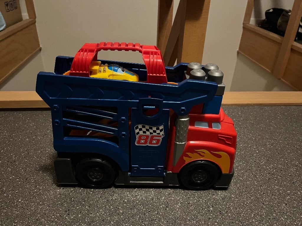 Mega Bloks vrachtwagen met racewagen, Ophalen