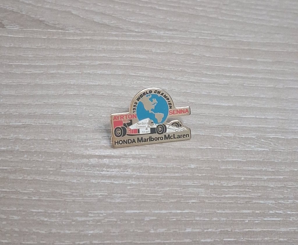PIN - AYRTON SENNA - HONDA - MARLBORO - McLAREN, Verzamelen, Verzenden, Gebruikt, Sport, Speldje of Pin