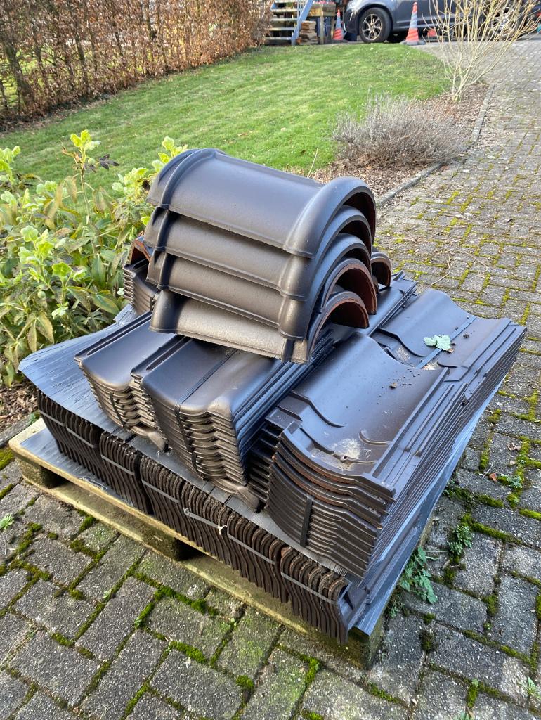Nieuwe VHV Vario dakpannen zwartbruin, Doe-het-zelf en Bouw, Dakpannen en Dakbedekking, Ophalen, 10 tot 15 m², Steen of Klei, Zwart