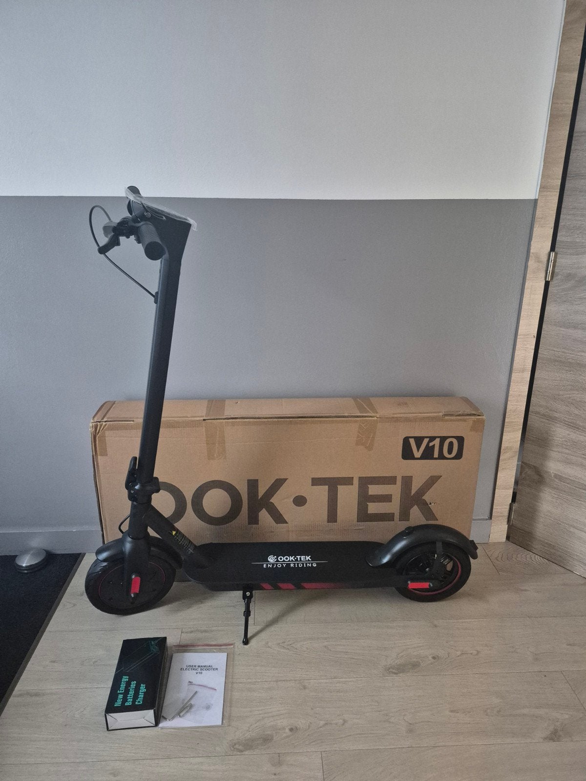 TROTTINETTE ÉLECTRIQUE NEUVE EN BOÎTE + FACTURE ET GARANTIE, Vélos & Vélomoteurs, Enlèvement ou Envoi, Neuf, Step électrique (E-scooter)