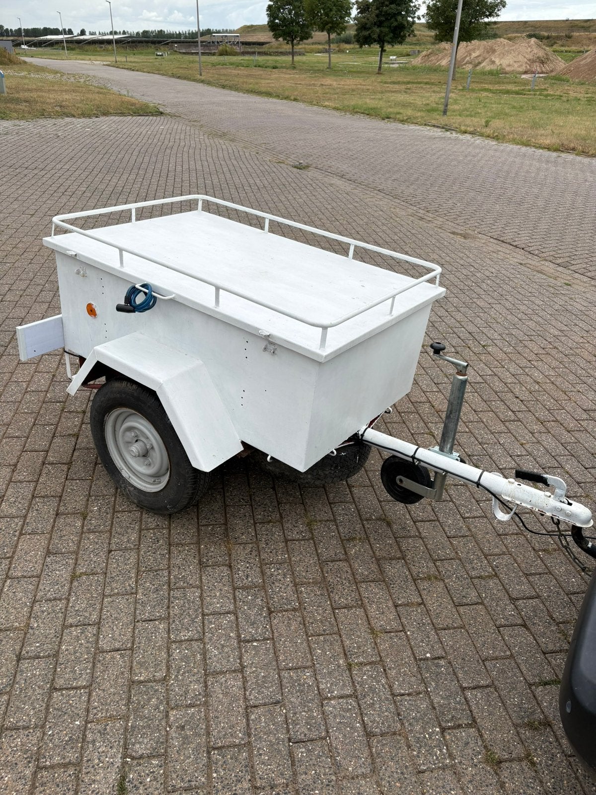 Compacte aanhanger met deksel en imperiaal, Enlèvement, Utilisé